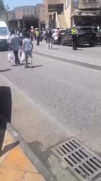 Şanlıurfa’nın Eyyübiye ilçesinde park yeri meselesi nedeniyle çıkan silahlı ve bıçaklı kavgada 2 kişi yaralandı.