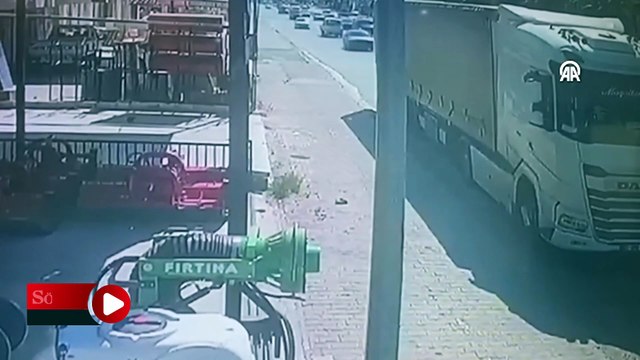 Park halindeki tıra çarpan otomobildeki 4 kişi yaralandı