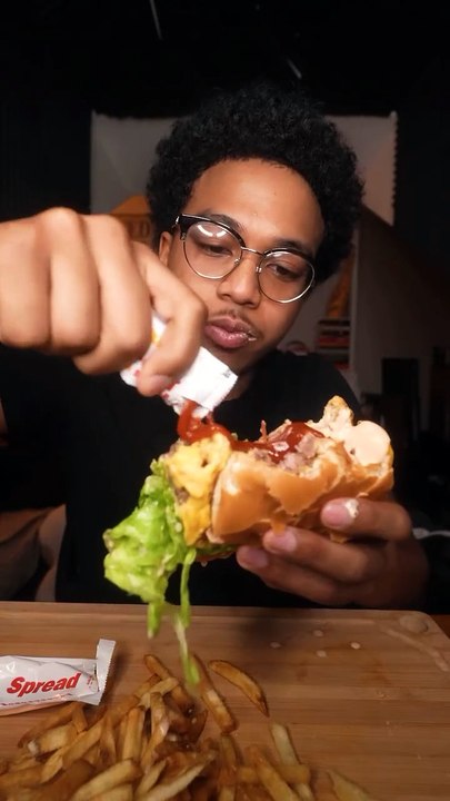 Follow for more ASMR videos🌮🍟 Credits: @maarrjack #mukbang #asmr #fastfood #asmreating