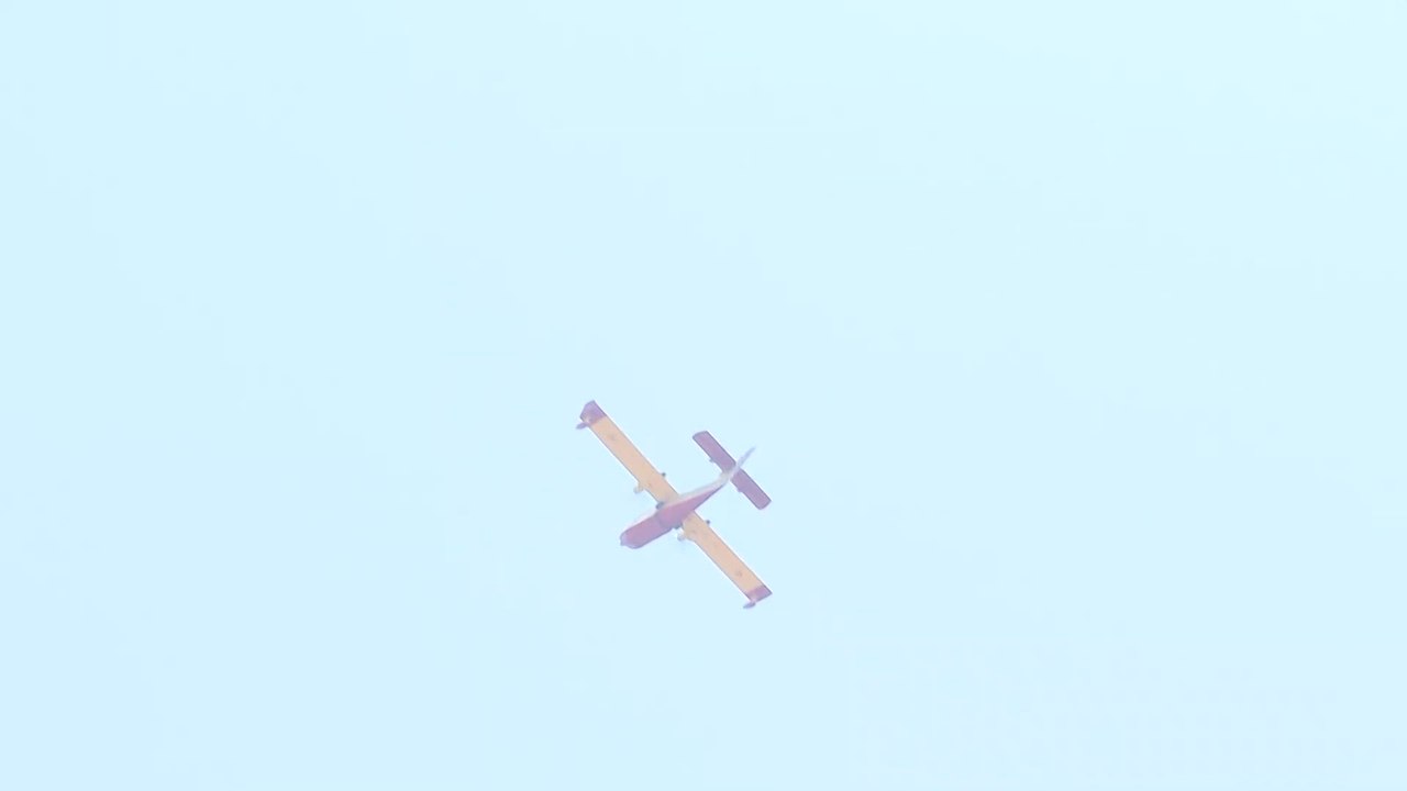 Medios aéreos trabajan en la extinción del incendio forestal de San Bartolomé de Pinares