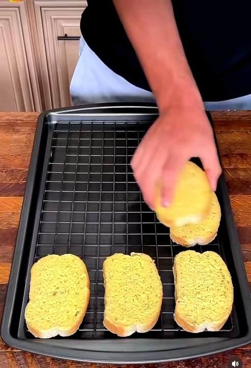 Garlic bread topping with chicken dice and cheese#fypageシ #foryourpage #cooking #homecooking #goodfood #snacks  #foodlovers #recipe #simplerecipe #partyfood #chickendice #eating #foodie #yummyfood #garlicbread  #deliciousfood