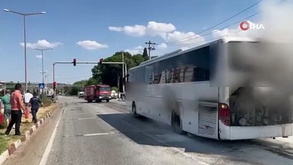 Seyir halindeki yolcu otobüsü yandı; yolcular tahliye edildi