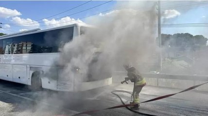 Seyir halindeki yolcu otobüsü yandı, yolcular tahliye edildi