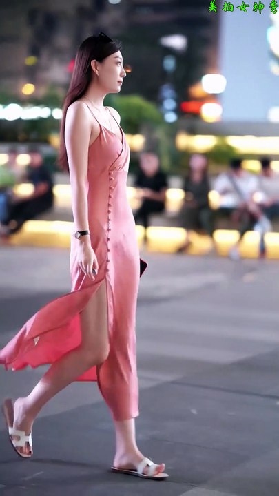 She turns an ordinary street into a story｜Urban Story Mood