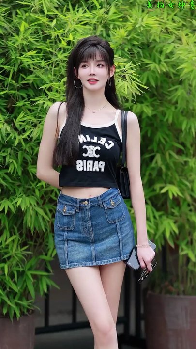 She walks casually, yet adds a filter to the whole street｜Effortless Street Glow