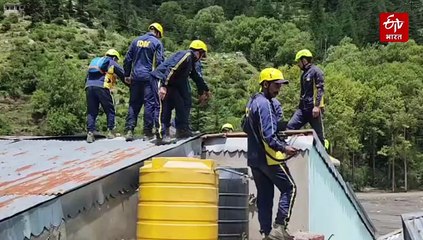 धराली मलबे में दबे लोगों को ढूंढ रहे स्निफर डॉग, आधुनिक उपकरणों के साथ चल रहा सर्च ऑपरेशन
