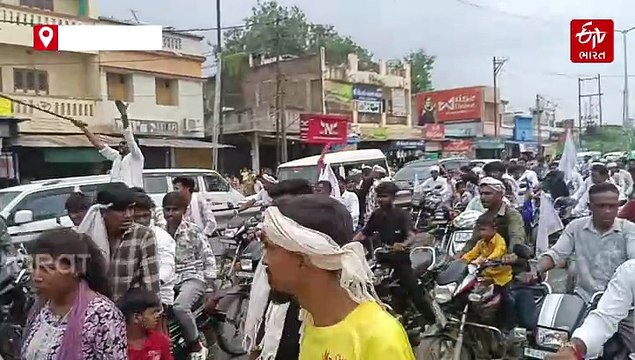 પંચમહાલ જિલ્લામાં આદિવાસી દિવસની ઉજવણી, યુવાનો પસ્પરાગત વસ્ત્ર પરિધાનમાં સજ્જ થઈને જોડાયા