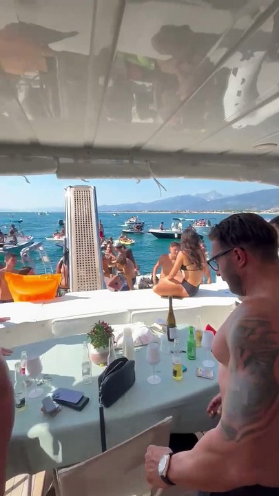 Forte dei Marmi, la festa sulle barche al largo: è l'estate dei boat party