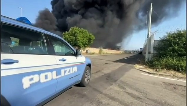 Catania: incendio in Zona Industriale, Polizia di Stato aiuta Vigili del Fuoco