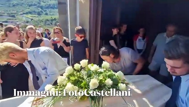 Muore a vent'anni, i funerali della ragazza che raccontò in un libro la sua malattia
