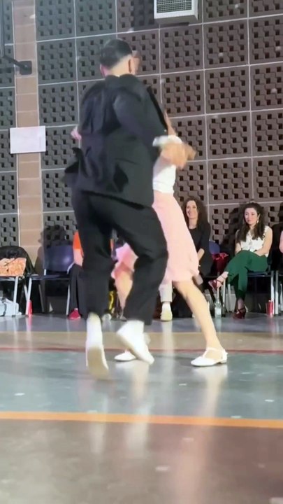 ROCK AND ROLL DANCE SHOW ON LIVE MUSIC