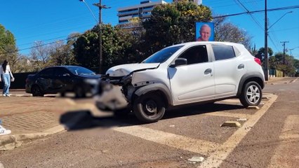 Corolla e Kwid se envolvem em acidente no Centro