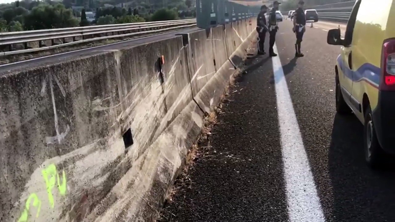 Con la moto contro la barriera: ferita una donna
