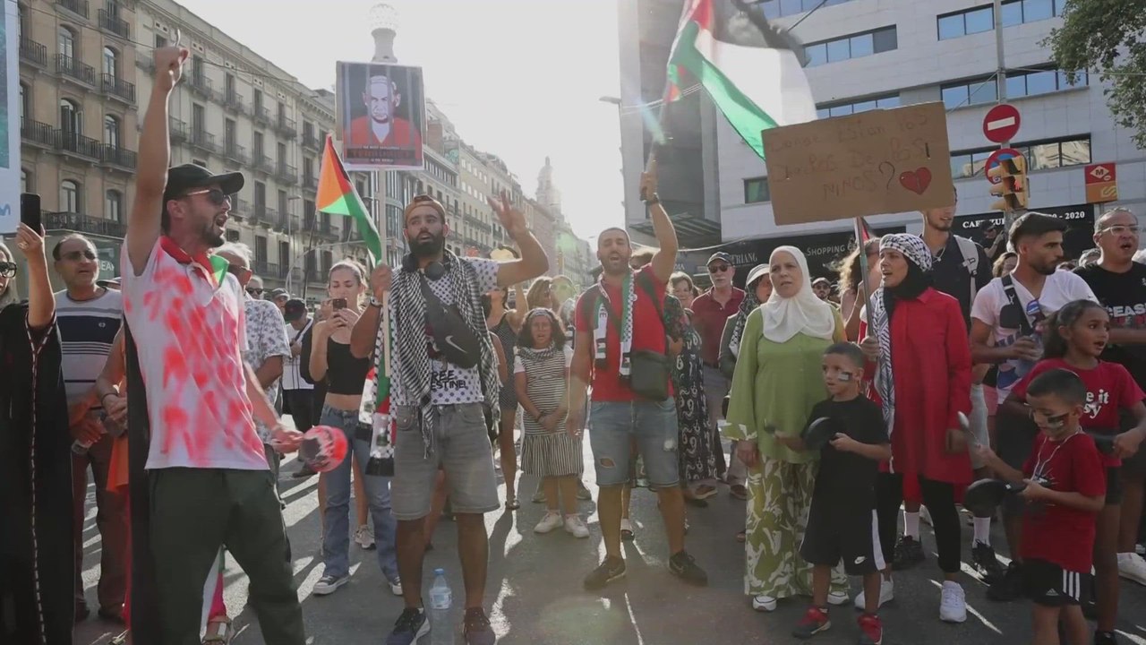 Hundreds march in support of Palestinians in Barcelona