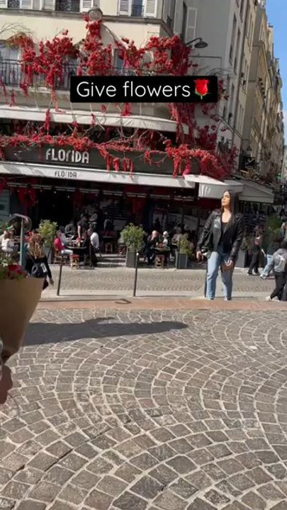 give flowers to stranger 💞💖