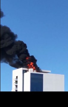 Fumaça preta em cobertura de prédio assusta moradores do Pina, em Recife