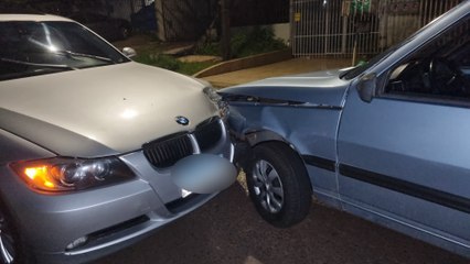 BMW e Uno batem no Bairro Pioneiros Catarinenses em Cascavel