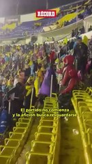 EL PARTIDO entre América y Querétaro NO ARRANCA… ¡y la afición corre a resguardarse de la intensa lluvia!