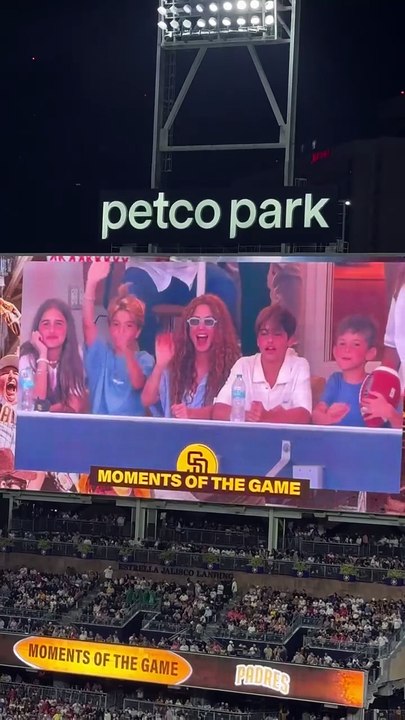 Captan a Shakira disfrutando de un partido de los Padres en el estadio Petco Park de San Diego