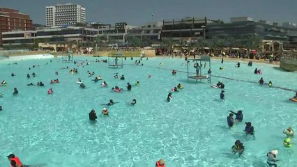 입추 지났지만 무더위..."서핑하고 튜브 타고" / YTN