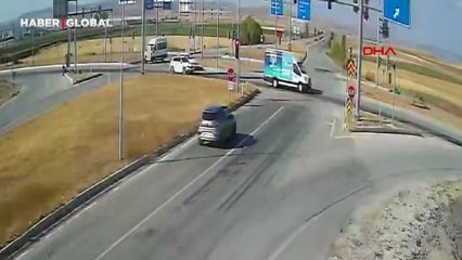 Çorum'da hafif ticari araç ile otomobil çarpışmasında can pazarı! 10 kişi yaralandı