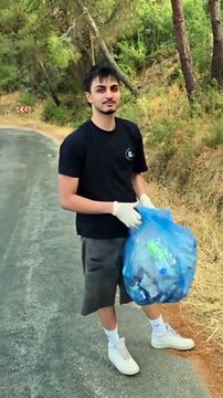 Yolda giderken çöp toplayan gençleri görüp onların bu güzel davranışını takdir eden adam 👏🏻