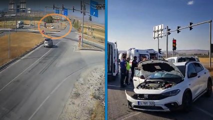 Çorum'da hafif ticari araç ile otomobil çarpıştı; 10 kişinin yaralandığı kaza kamerada