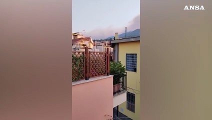 Incendio sul Vesuvio, le fiamme raggiungono circa 3 chilometri di estensione