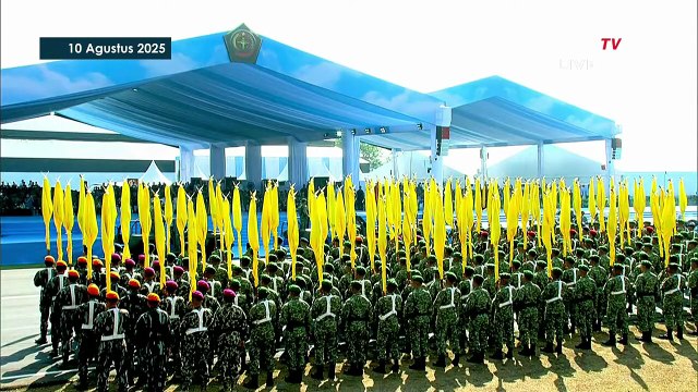 Prabowo Didampingi Menhan-Panglima TNI Periksa Kesiapan Pasukan di Upacara Kehormatan Militer