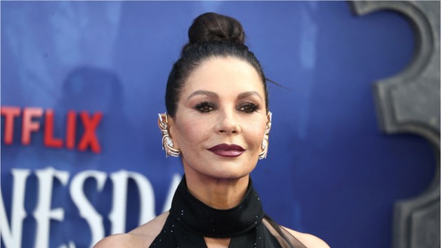 GALA VIDEO - Catherine Zeta-Jones célèbre les 25 ans de son fils Dylan Douglas avec une série de photos inédites