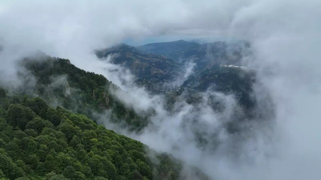 Dağların arasından süzülen sis! Bu yaylanın seyrine doyum olmuyor