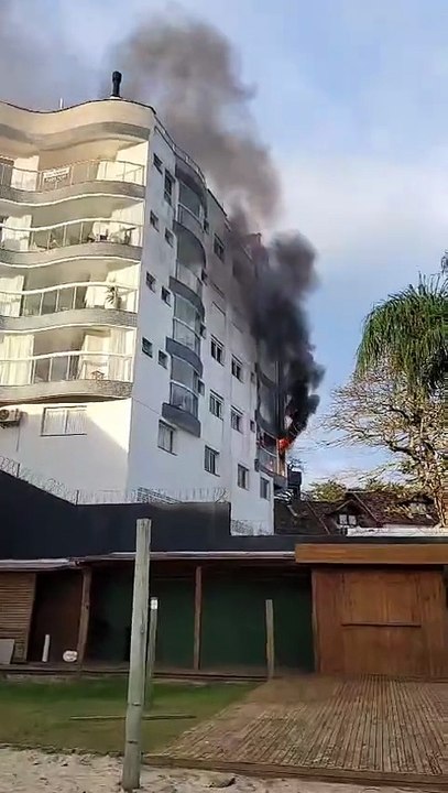 Família com bebê fica presa em varanda durante incêndio em apartamento de Florianópolis