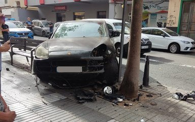 Un coche casi impacta contra una cafetería tras chocar con un taxi en la calle Juan Rejón