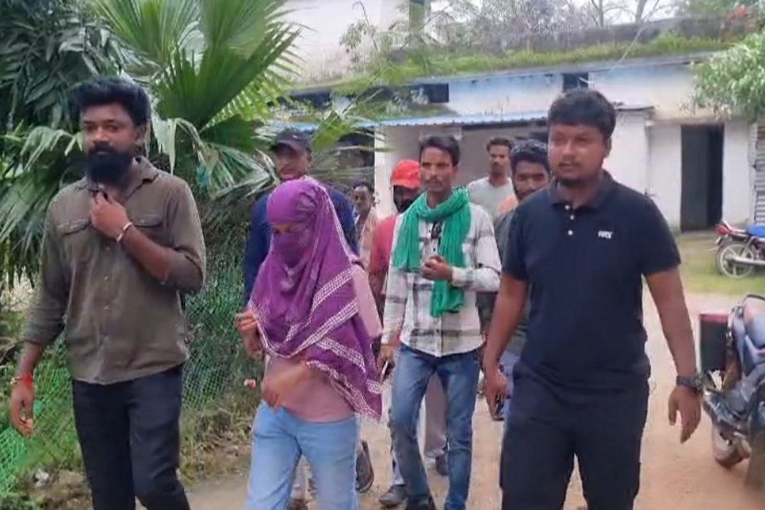 विधायक के ड्राइवर ने स्कूटी सवार युवती से बीच र...