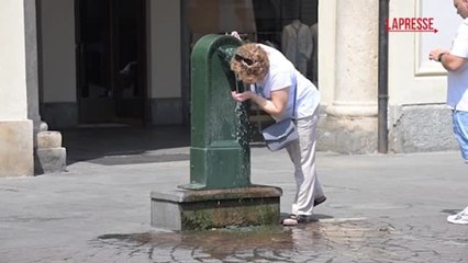 Caldo estremo in città, a Torino si cerca la collina e ci si bagna nelle fontane