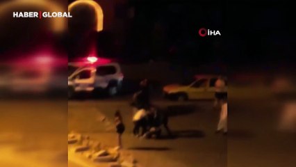 Husumetli iki grup arasında cadde ortasında kavga! Yumruklar havada uçuştu