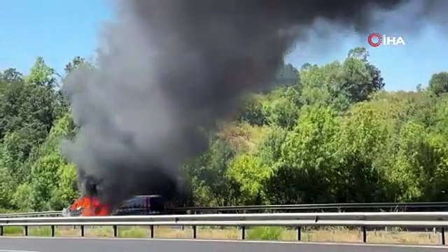 Otoyolda yabancı plakalı otomobil alev alev yandı, geriye demir yığınları kaldı