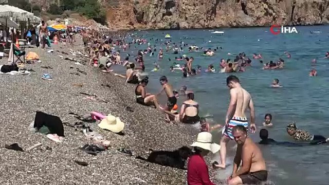 Antalya’nın deniz suyu sıcaklığı 33 dereceyle İstanbul ve Ankara’nın sıcak havasını geride bıraktı