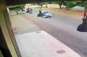 “Eu te perdoei pra isso?”: jovem é espancada e jogada de carro em movimento pelo próprio namorado