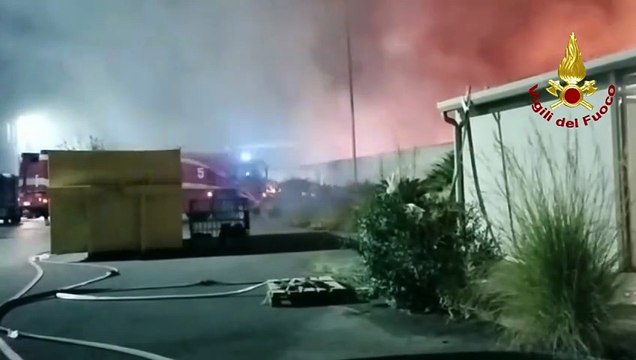 L'incendio al centro di stoccaggio di rifiuti di Catania