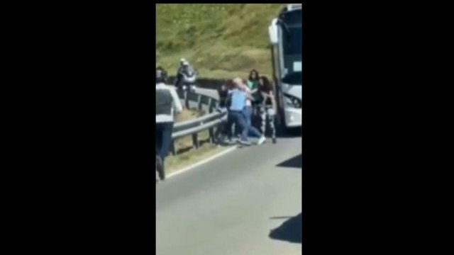Passo Sella, i bus si incastrano e non riescono a passare: scoppia una rissa tra gli autisti