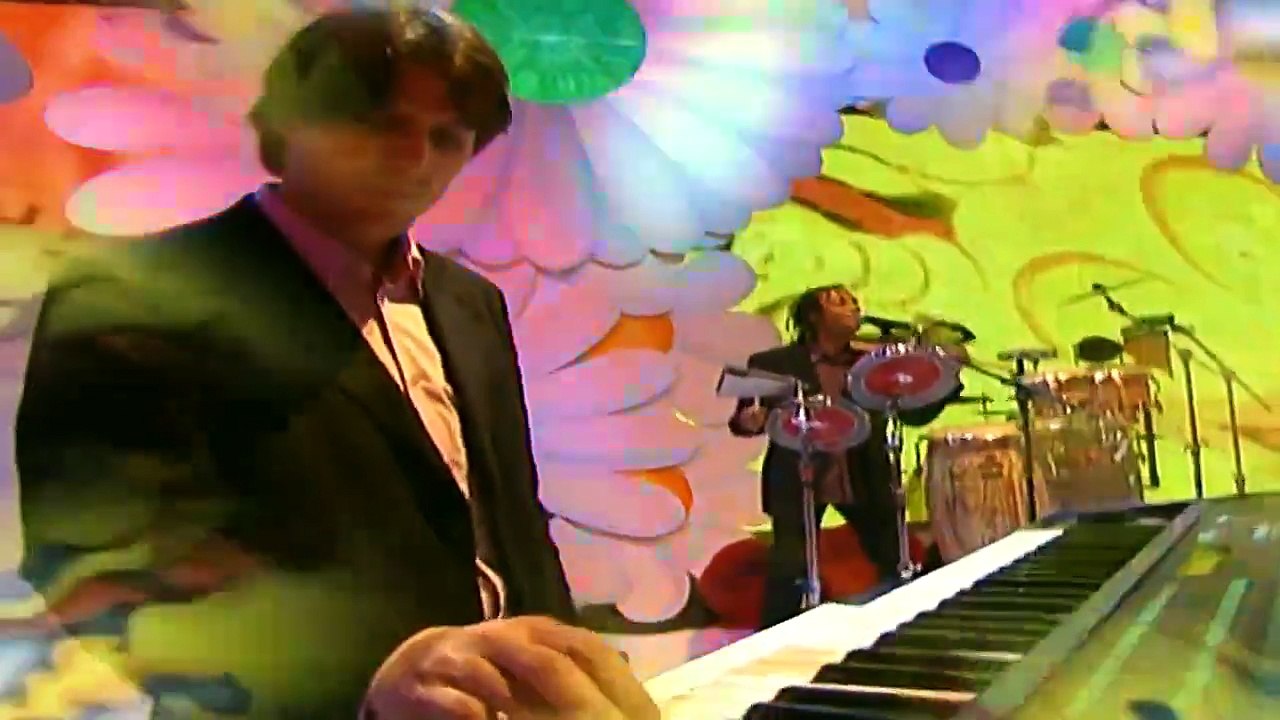 Michal et Elodie Frégé — “Sous les sunlights des tropiques” — Michal et Elodie Frégé (D. Farina – G. Montagné – D. Barbelivien) | Chantons ensemble contre le Sida — © 2004 TF1 VIDEO