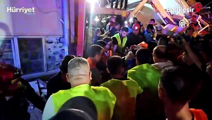 Sındırgı ilçesinde yıkılan binadan bir yaralı çıkarıldı