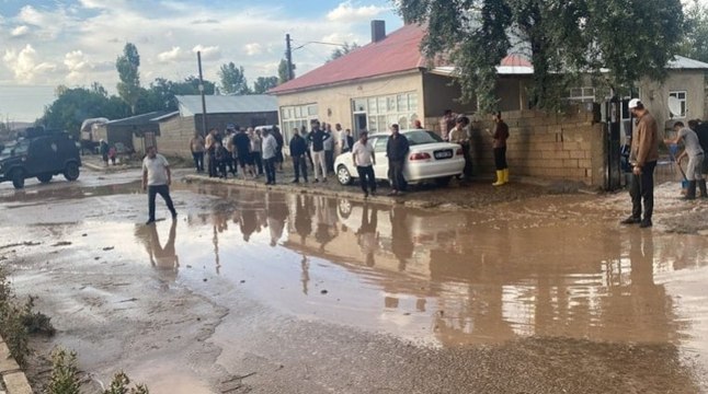 Sağanak sonrası sel: Evleri su bastı