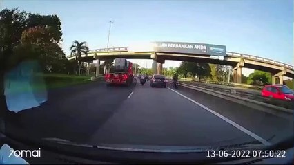 Bariyerlere Çarpan Motosikletli Ölümden Döndü