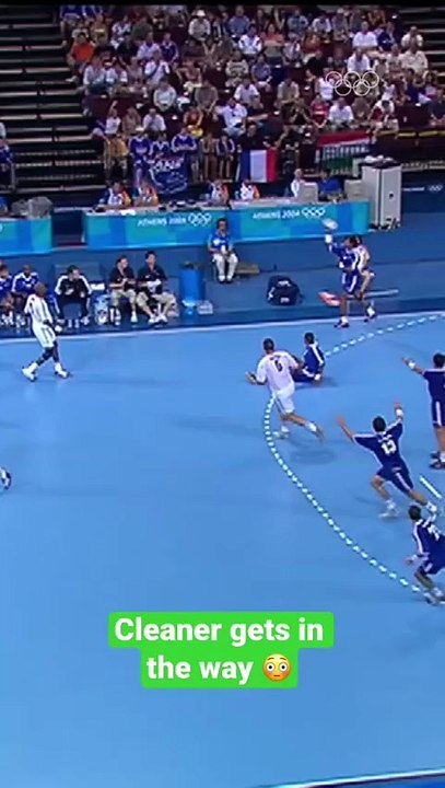 Hentbol Maçında Ortaya Çıkan Temizlik Görevlisi