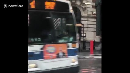 New York Sokaklarında Atla Gezen Adam