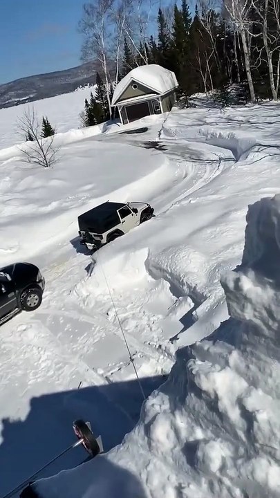 Çatıdaki Karları Temizlemenin İlginç Yolu