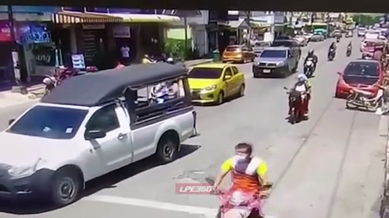 Trafik Polisi ile Kaputta İlerleyen Sürücü