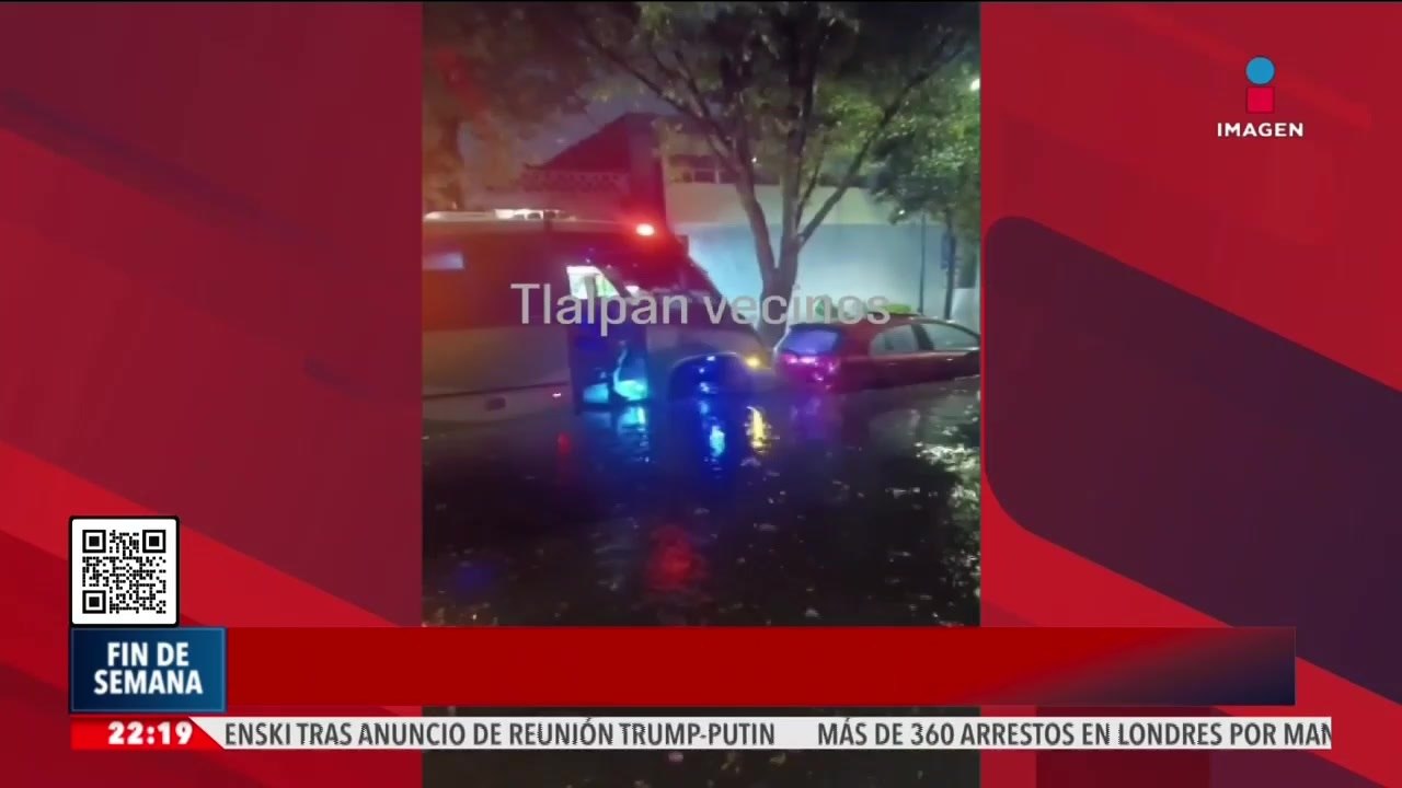 Camión empuja un auto que quedó varado en medio de las inundaciones en CDMX